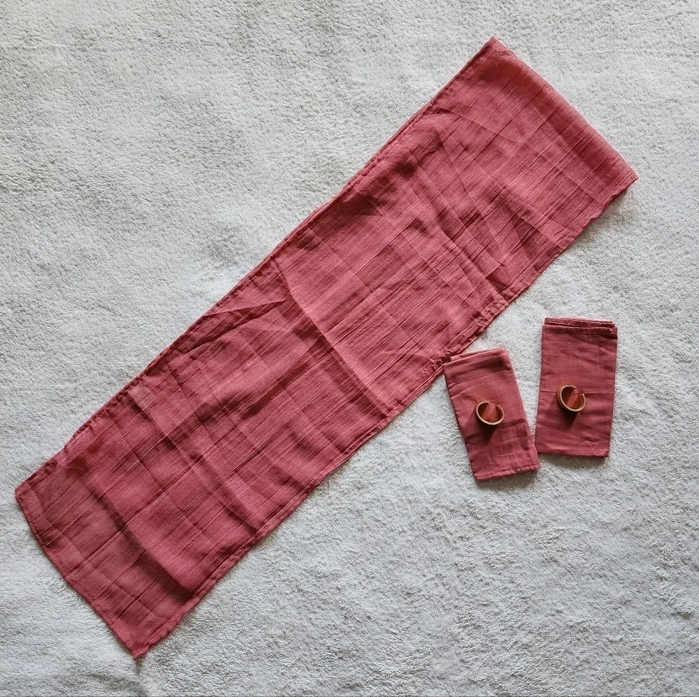 NWOT Valentine's Day table runner and set of 2 matching napkins & rings